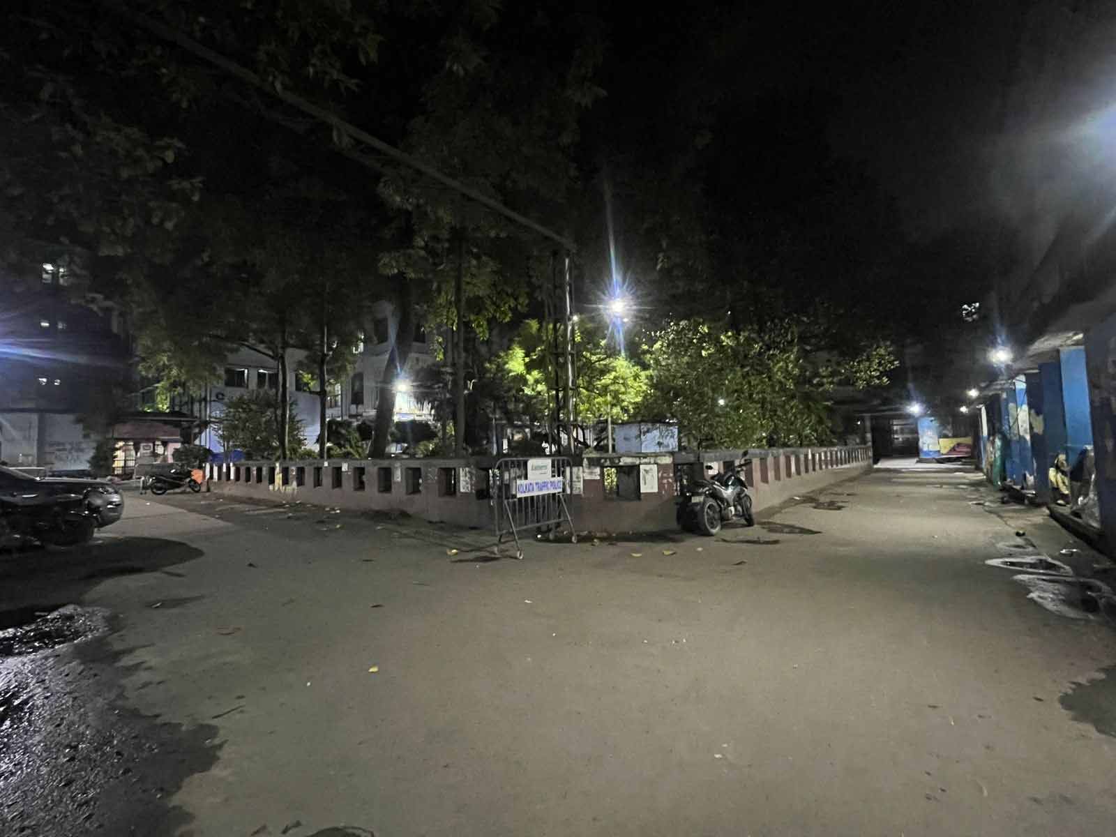 জরুরি‌ বিভাগের দিকে যাওয়ার রাস্তা নির্জন। শুক্রবার রাতে। —নিজস্ব চিত্র।