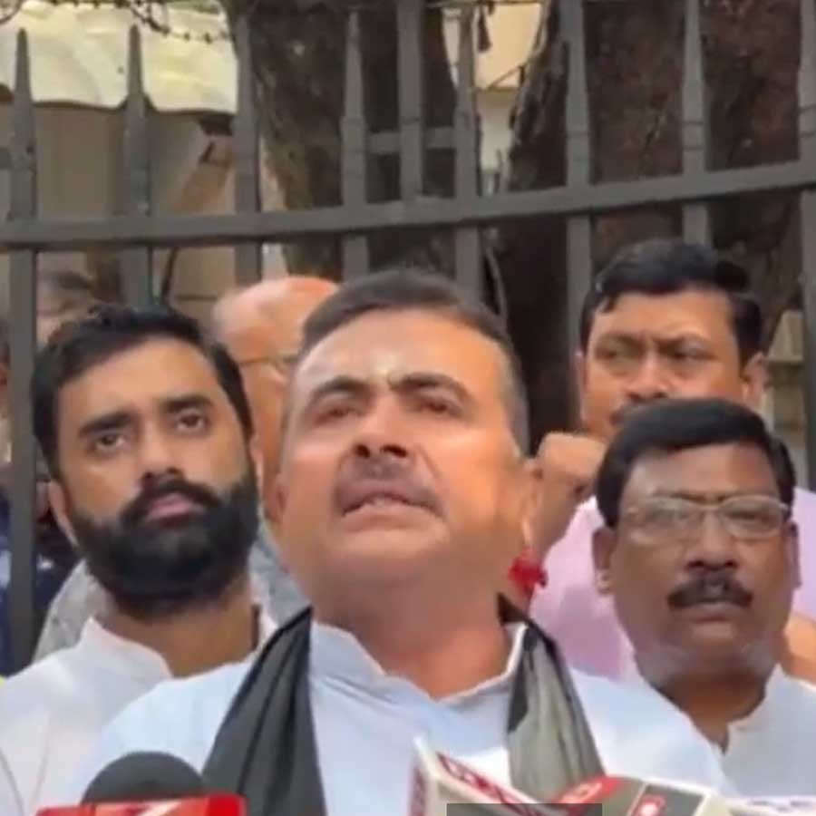 বিধানসভার বাইরে সাংবাদিকদের মুখোমুখি শুভেন্দু অধিকারী।