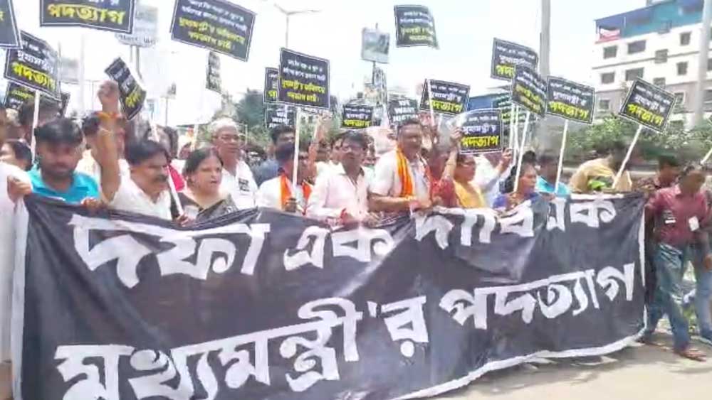 প্ল্যাকার্ড, ব্যানার নিয়ে মিছিল আন্দোলনকারীদের।