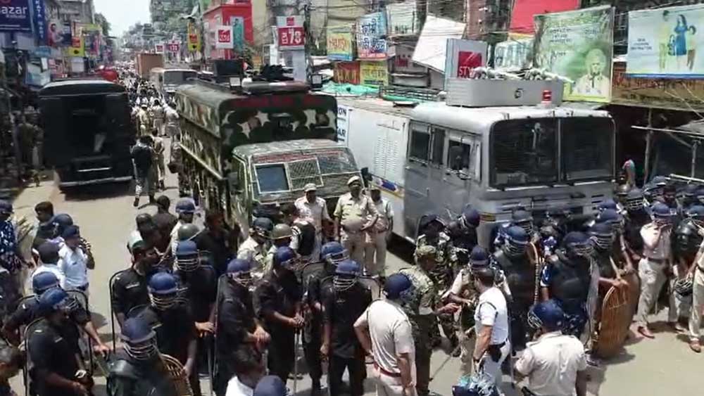 আনা হয়েছে জলকামান। 