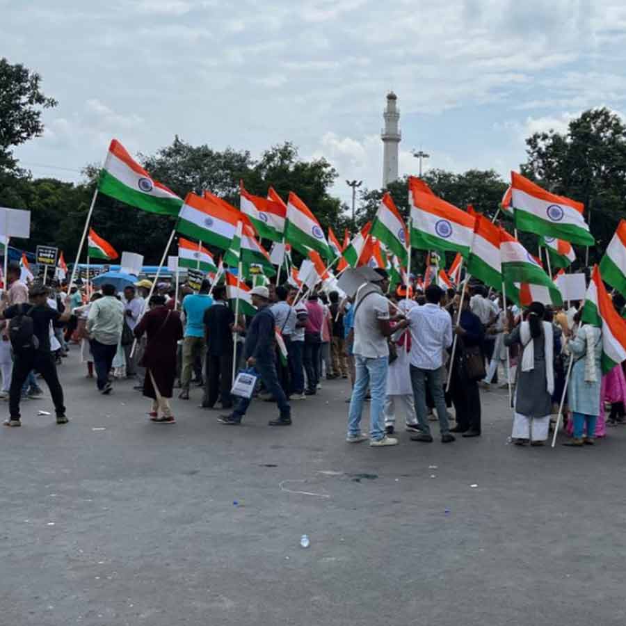 ডোরিনা ক্রসিংয়ে জাতীয় পতাকা হাতে আন্দোনলকারীরা।