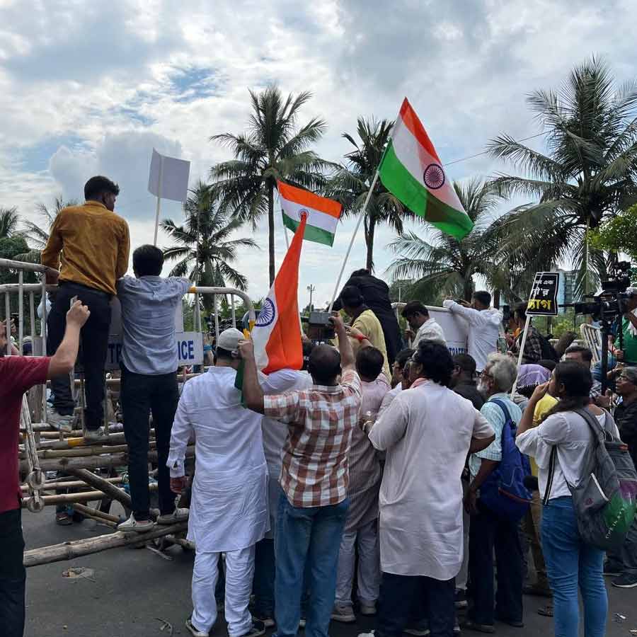 রেসকোর্সের কাছে পুলিশের ব্যারিকেডে আটকে যান নির্যাতিতার বাবা-মা।