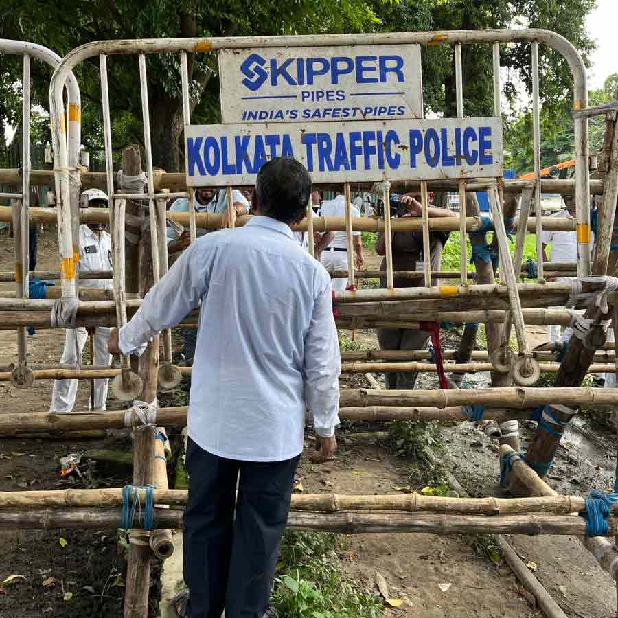 ব্যারিকেডের মধ্যে দিয়ে পুলিশের সঙ্গে কথা বলার চেষ্টা করেন নির্যাতিতার বাবা।