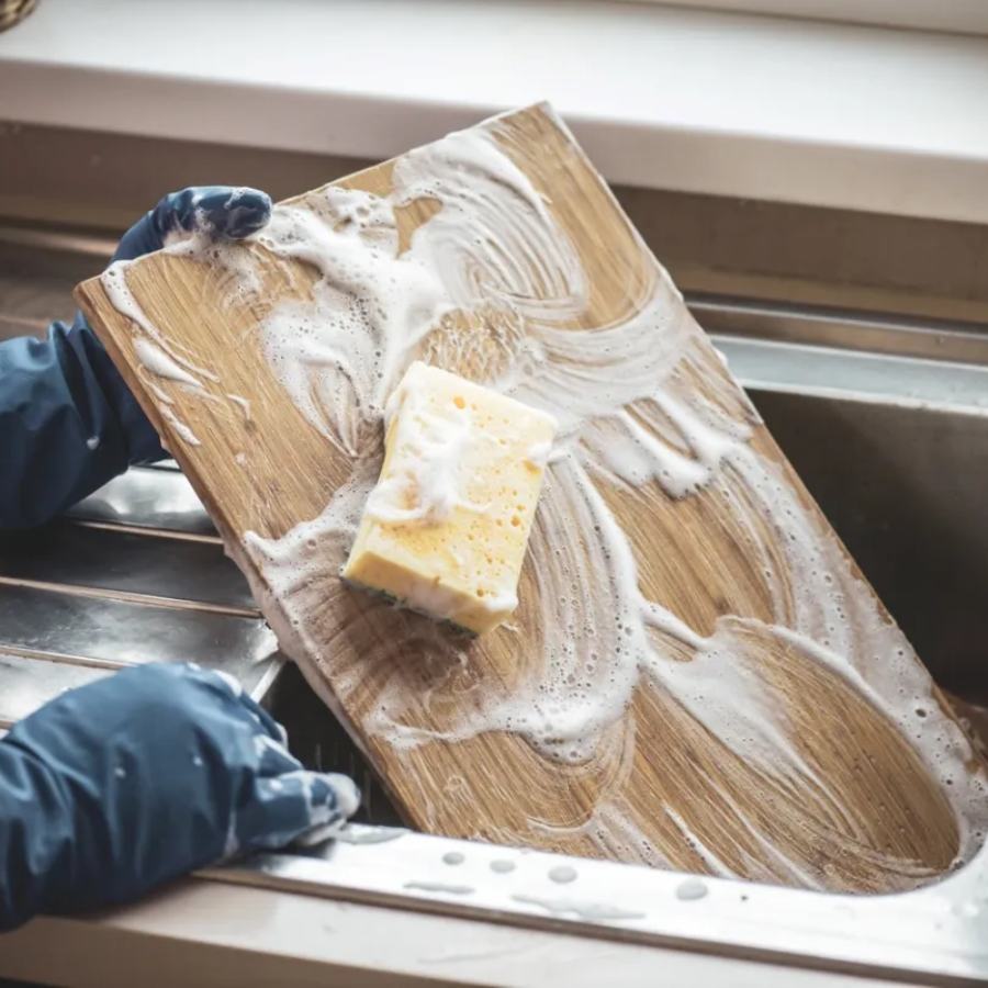 কেবল সাবান-জল দিয়ে ধুলেই পরিষ্কার রাখা যায় না কাঠের কাটিং বোর্ড।