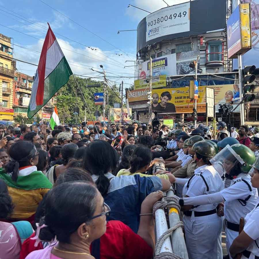 ব্যারিকেড দিয়ে রাস্তা আটকে রেখেছে পুলিশ। 