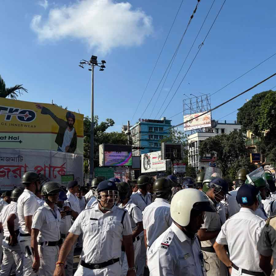 বিশাল পুলিশবাহিনী হাজরা মোড়ে। 