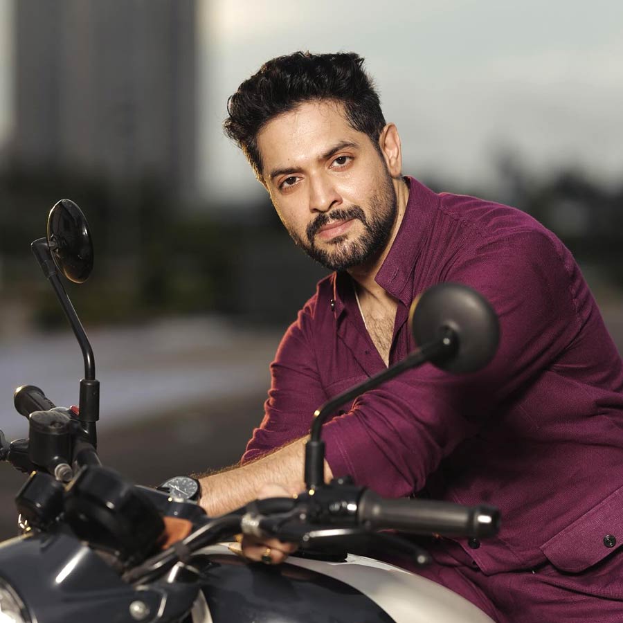 রাখিবন্ধন না রক্ষাবন্ধন বিক্রমের পছন্দ কোনটা?