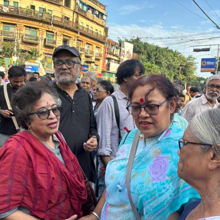 হাজরা মোড়ে জমায়েত। 