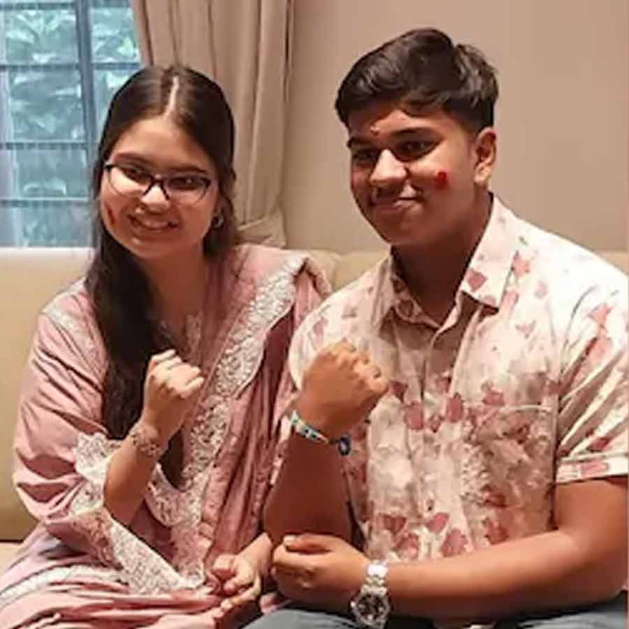 Muslim girl with amputated hand ties rakhi to Hindu donor's brother dgtl