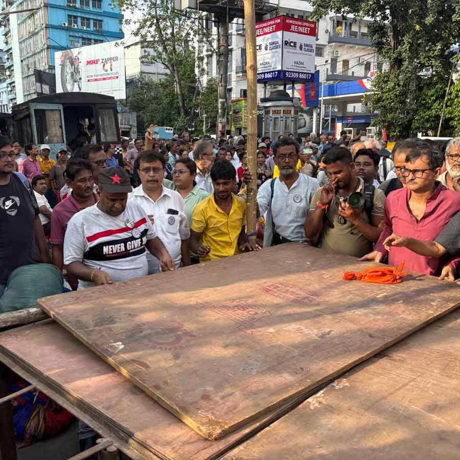 মঞ্চ বাঁধা হচ্ছে হাজরা মোড়ে। 