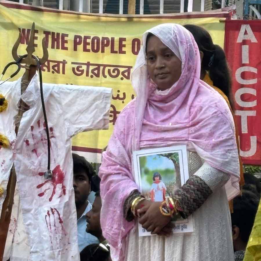 হাজরা মোড়ে তমন্নার মা। 