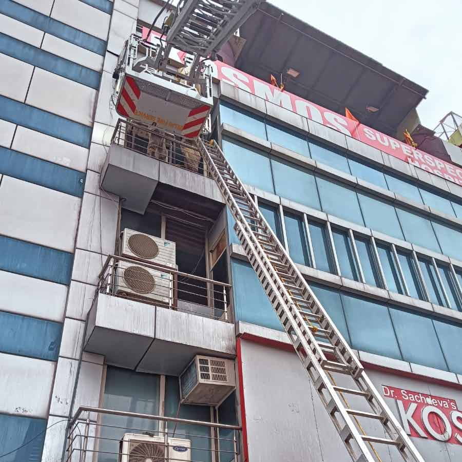 Fire at a hospital in Delhi Anand Vihar, one dead, many injured dgtl