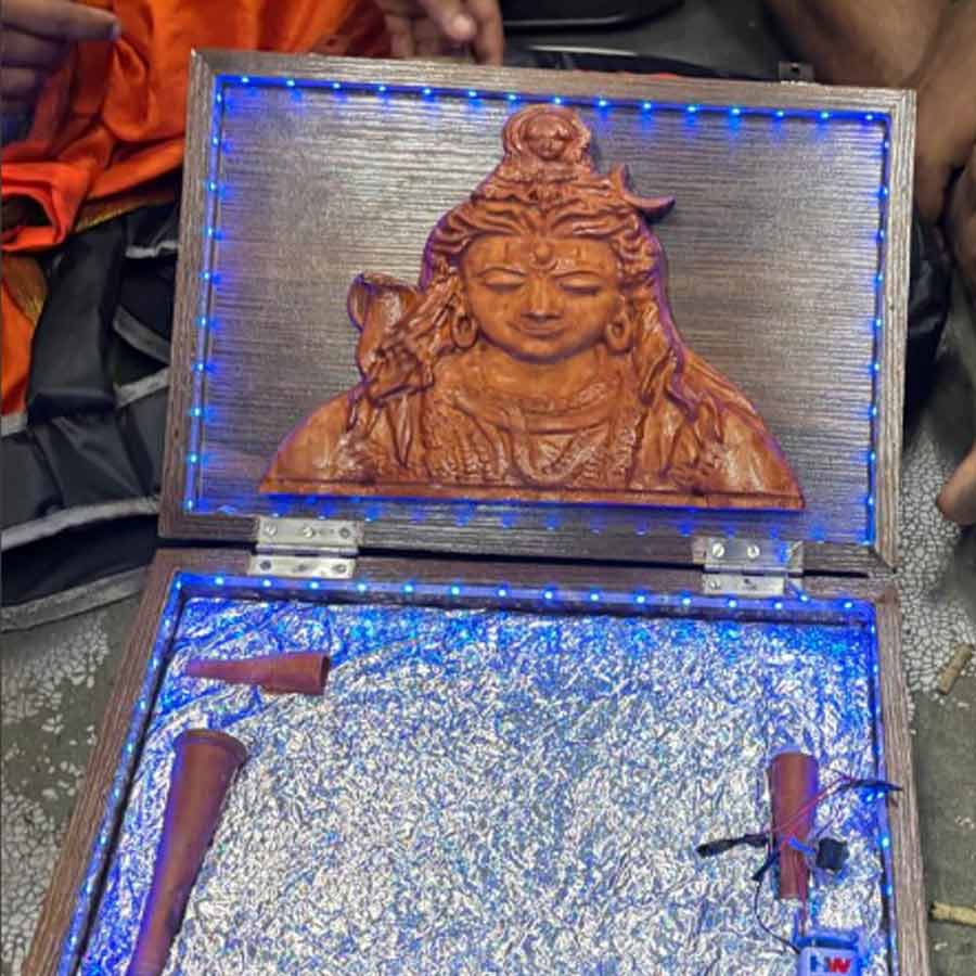 টেরাকোটার শিবমূর্তি, এলইডি টুনি বাল্ব দিয়ে সাজানো  গঞ্জিকার বাক্স।