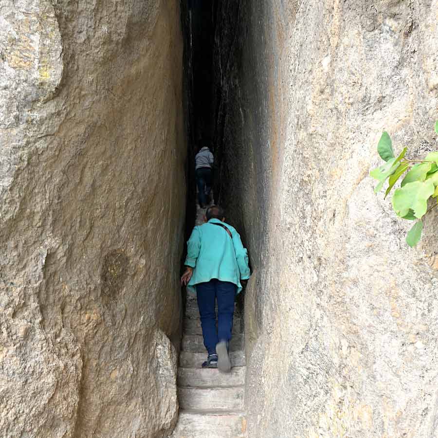 পাহাড়ি ফাটল দিয়েই এগিয়েছে সিঁড়ি।