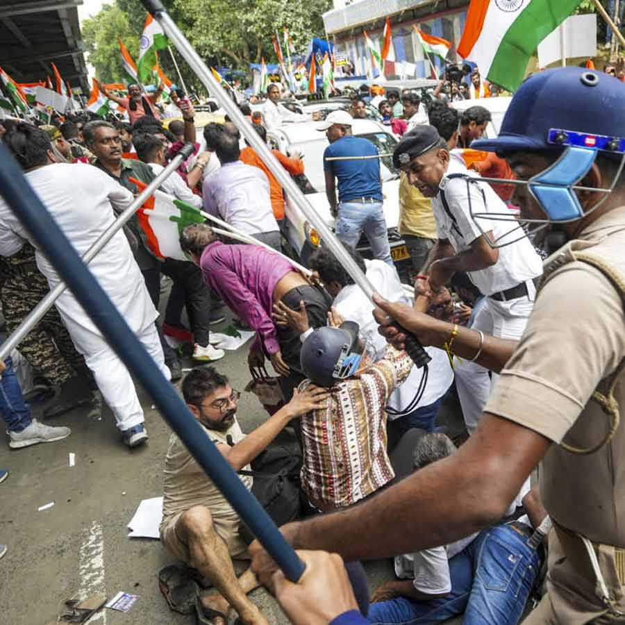 পুলিশের সঙ্গে ধস্তাধস্তি আন্দোলনকারীদের। 
