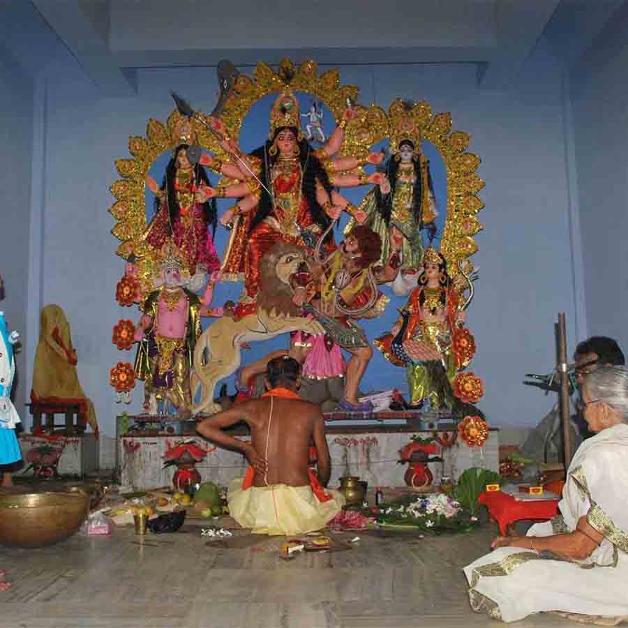 জনহীন: দুর্গাদালানে লোকসংখ্যা হাতে গোনা।