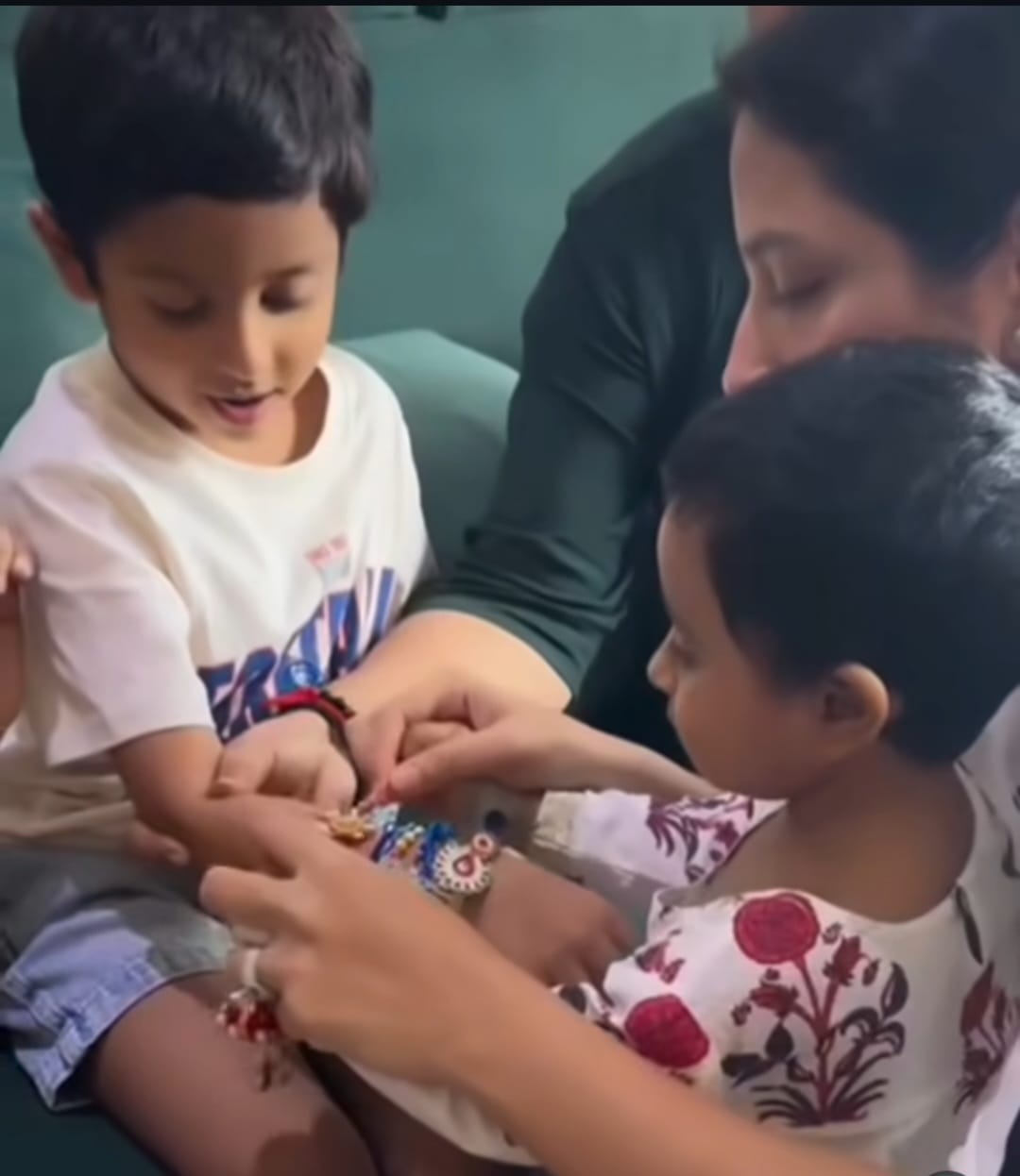 রাখিবন্ধন উৎসবে ইউভানকে রাখি পরাচ্ছে ইয়ালিনি।