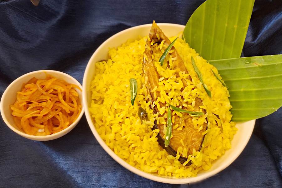 ইলিশ ভাতে। 