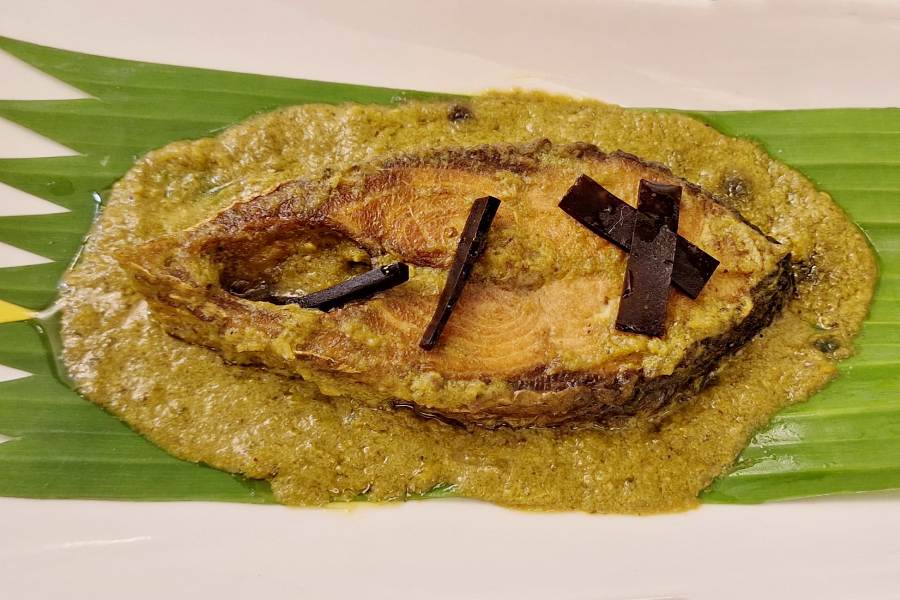 আমসত্ত্ব আর সর্ষেবাটার ইলিশ। 