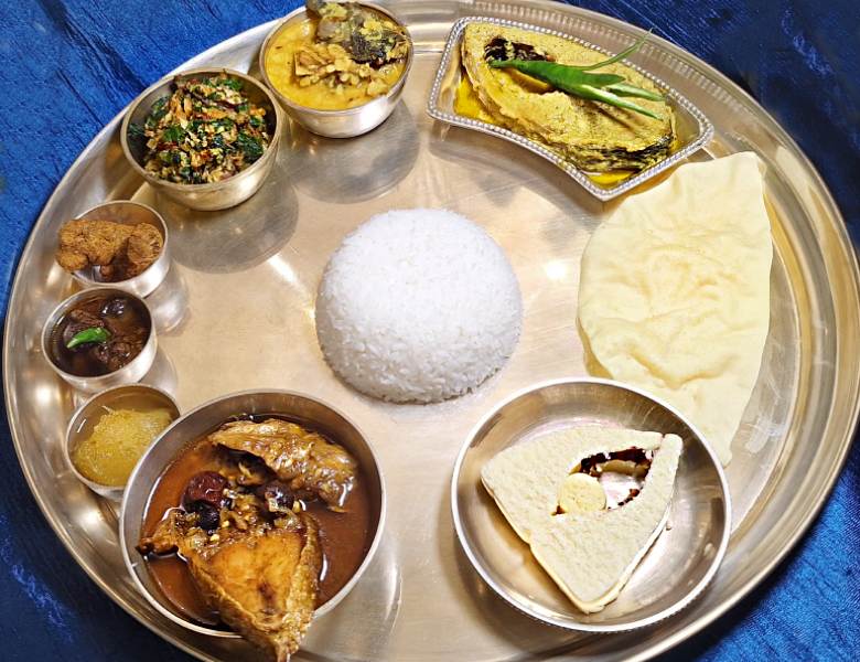 ইলিশের মরসুমে এলাহি ইলিশ ভোজ খাওয়ার ইচ্ছে হতেই পারে! এক থালাতেই থাকবে নানা অচেনা স্বাদের সমাহার।