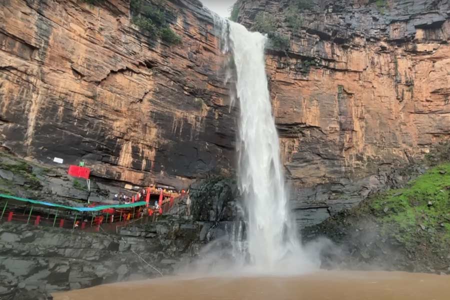  তুতলাভবানী জলপ্রপাতের বর্ষার রূপ।