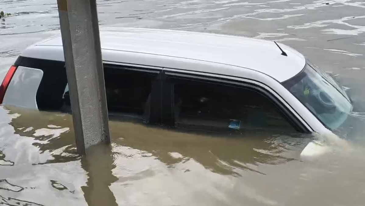 নৈহাটিতে গঙ্গার জোয়ারে অর্ধেক ডুবে যাওয়া গাড়ি।
