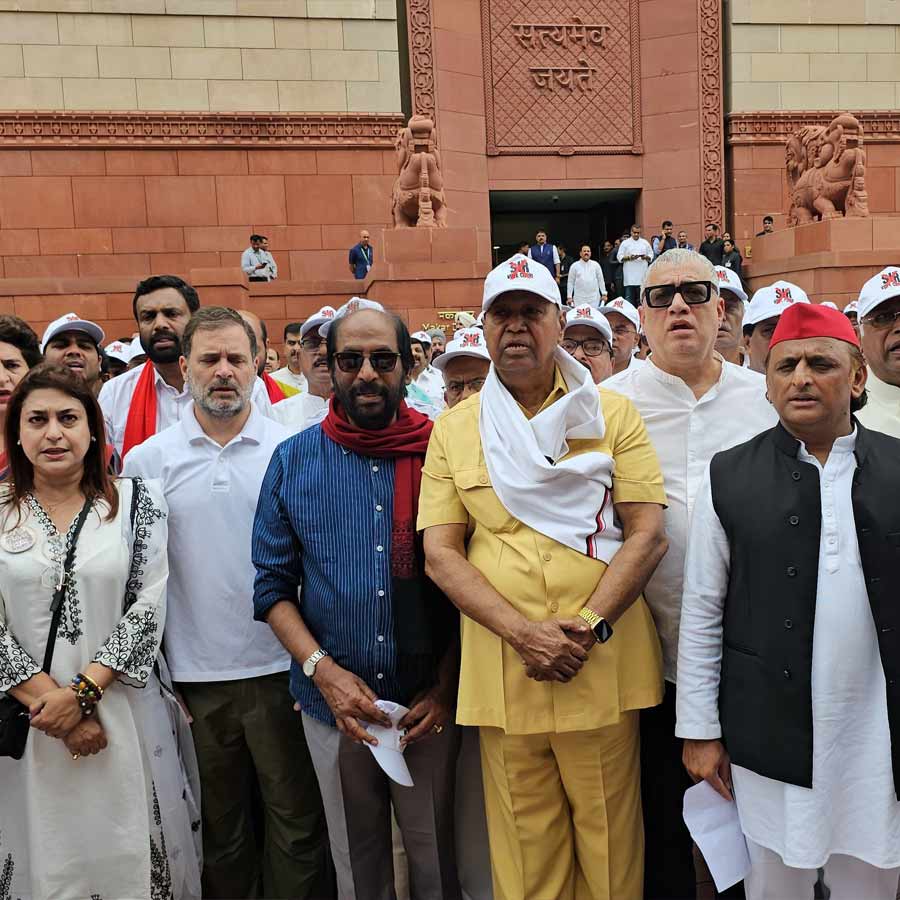 মিছিল শুরুর আগে সংসদ ভবনের মকর দ্বারের সামনে জমায়েত বিরোধী সাংসদদের। রয়েছেন শতাব্দী রায়, রাহুল গান্ধী, ডেরেক ও’ব্রায়েন, অখিলেশ সিংহ যাদবেরা। 