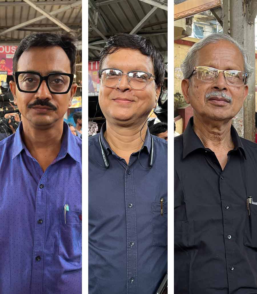 (বাঁ দিক থেকে) নিত্যযাত্রী দেবাশিস চট্টোপাধ্যায়, চিকিৎসক প্রবীর কুমার বিশ্বাস এবং তপন কুমার রায়।
