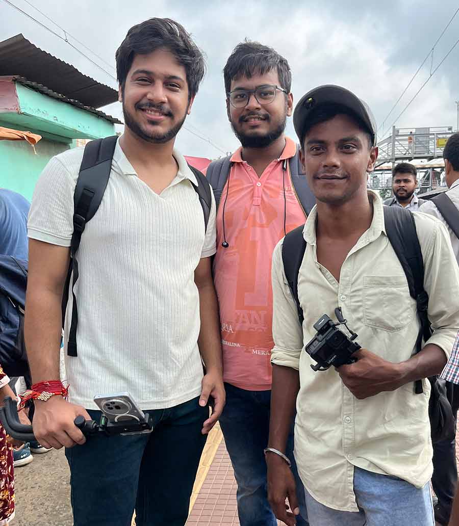 রানাঘাট-শিয়ালদহ এসি লোকালের যাত্রী তিন উৎসাহী ভ্লগার। সোমবার।