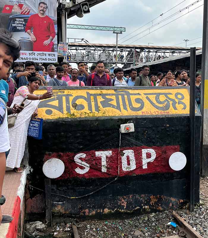 রানাঘাট স্টেশনে ছবি তোলার হিড়িক। সোমবার।