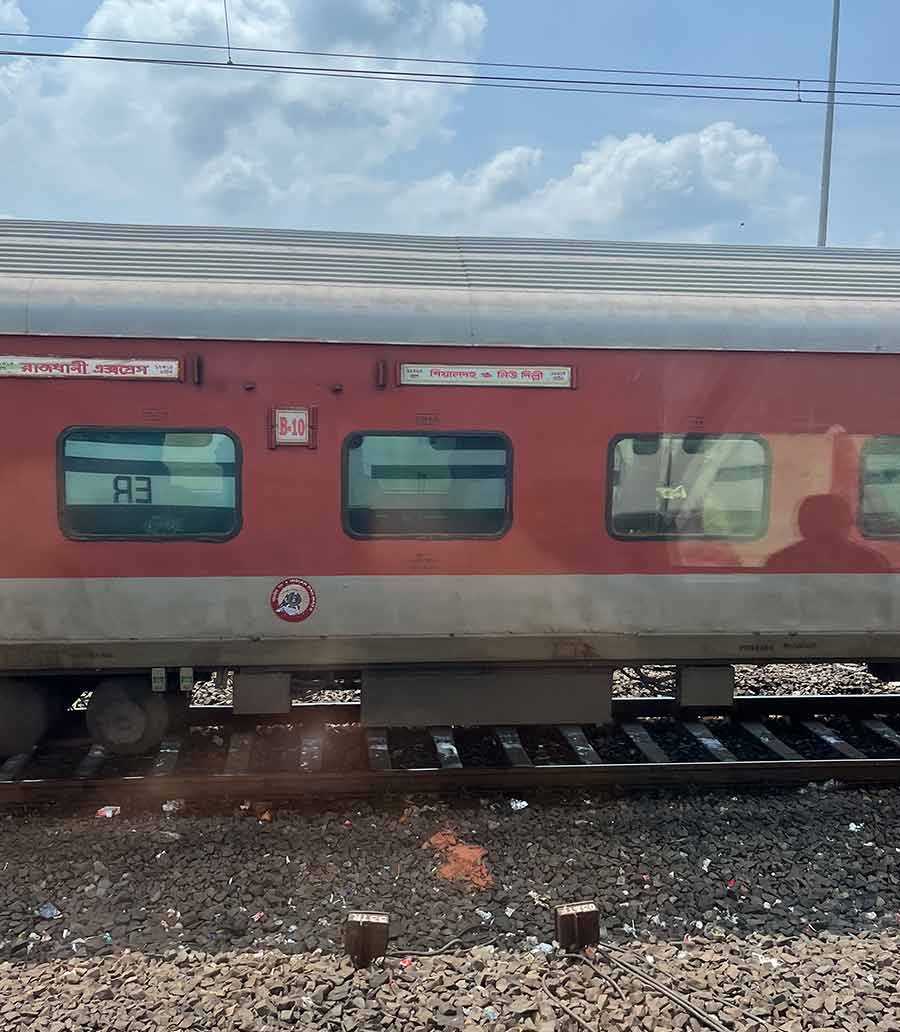 রানাঘাট-শিয়ালদহ এসি লোকাল থেকে রাজধানী এক্সপ্রেস। সোমবার সকালে।