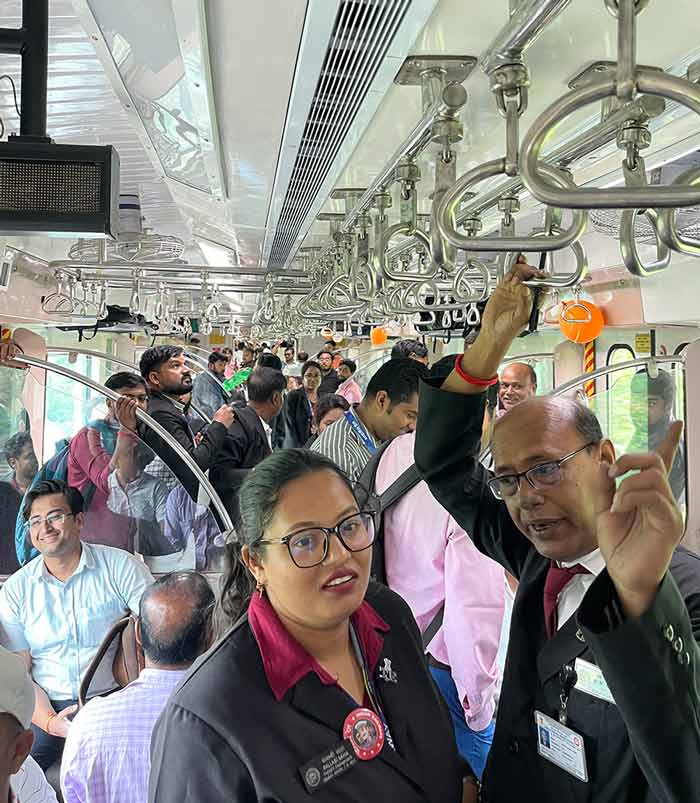 রানাঘাট-শিয়ালদহ এসি লোকালে। সোমবার।
