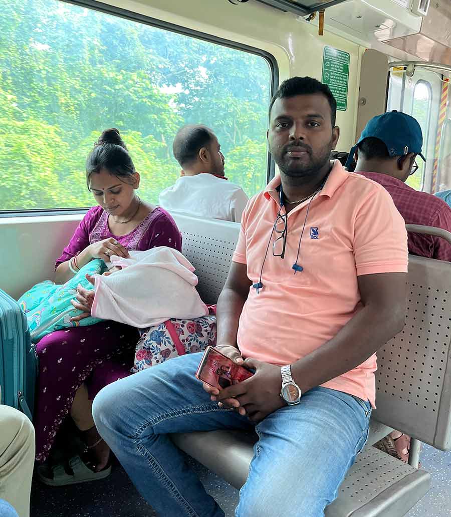 গন্তব্য অন্ধ্রপ্রদেশ। রানাঘাট-শিয়ালদহ এসি লোকালে স্ত্রী, সন্তানের সঙ্গে শিয়ালদহের পথে মনোজ মণ্ডল। সোমবার।