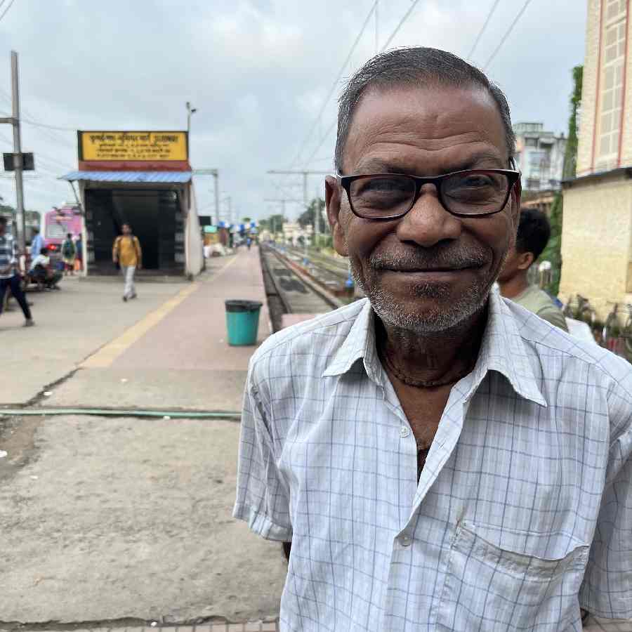 স্ত্রীর ক্যানসার। রানাঘাট স্টেশন থেকে এসি লোকালের টিকিট কাটলেন সুবোধ দে।