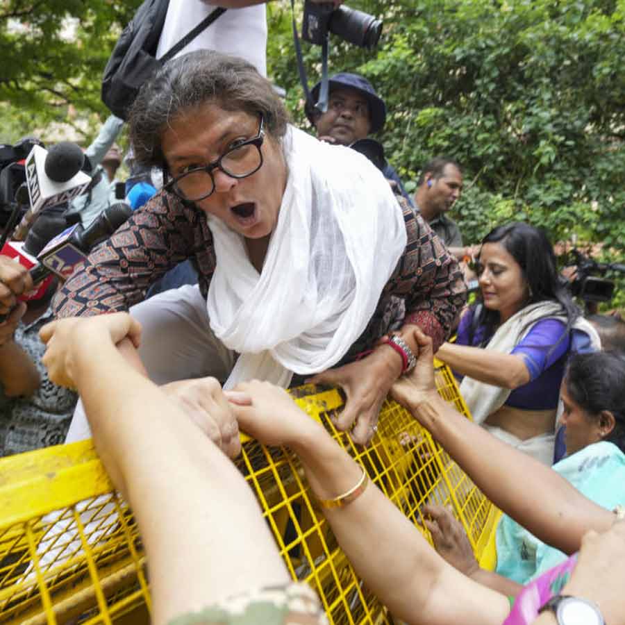 ব্যারিকেডে উঠে প্রতিবাদ তৃণমূল সাংসদ সুস্মিতা দেবের। 