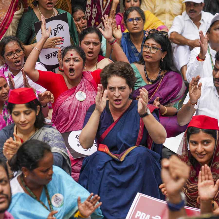 রাজপথে বসেই স্লোগান মহিলা বিরোধী সাংসদদের। রয়েছেন প্রিয়ঙ্কা গান্ধী বঢরা, সায়নী ঘোষ, ডিম্পল যাদব, মিতালি বাগরা। 