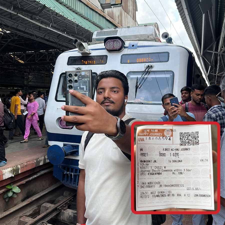 Experience of first Air Conditioned Local train journey from Ranaghat to Sealdah dgtl