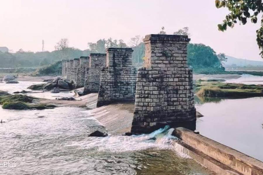 তুলিনের কাছ দিয়ে বয়ে গিয়েছে সুবর্ণরেখা নদী।