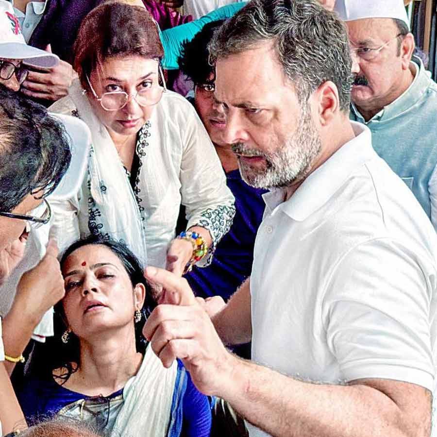 Three Women MPs reached the Election Commission and raised protest against vote rigging