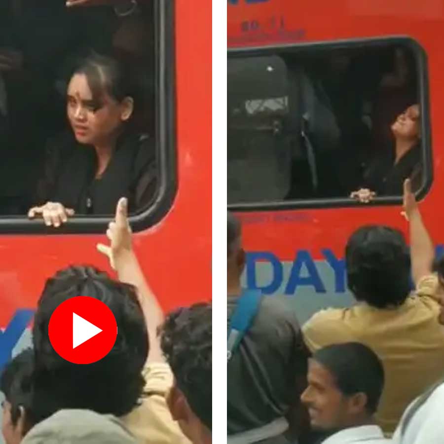 woman struggled to breath in a train and crowd mocking her