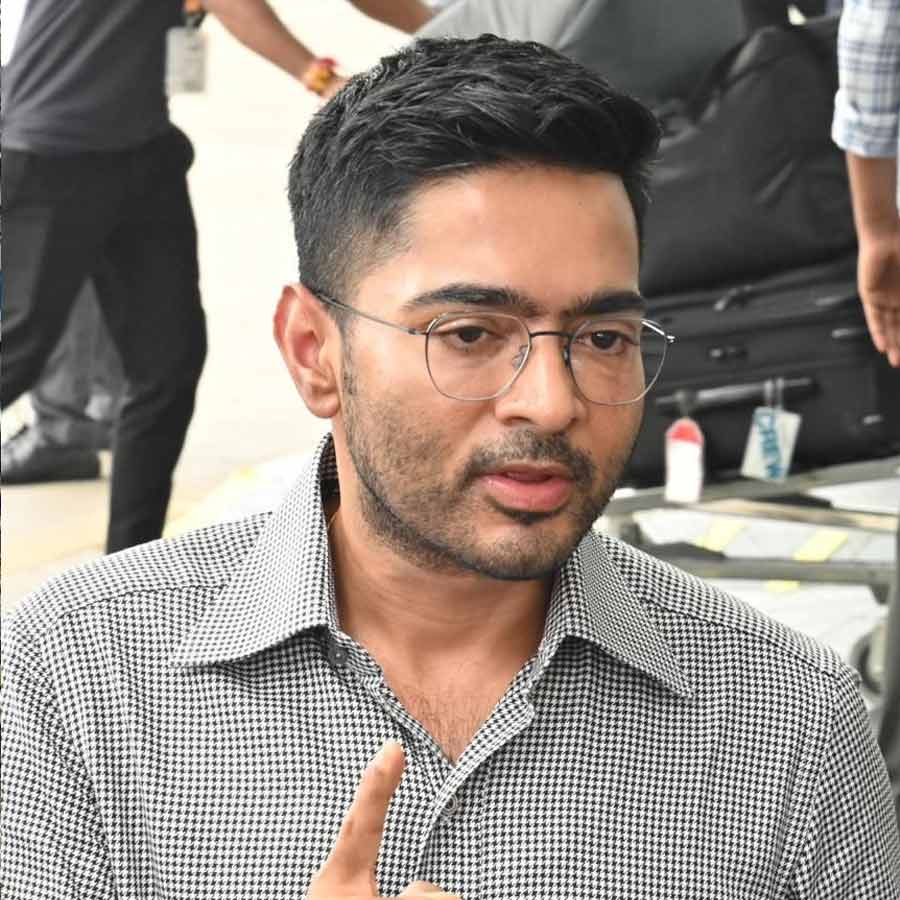 মঙ্গলবার সকালে কলকাতা বিমানবন্দর চত্বরে অভিষেক বন্দ্যোপাধ্যায়।