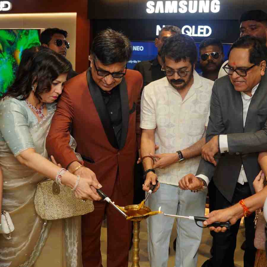 খোসলা ইলেক্ট্রনিক্সের নতুন বিপণির উদ্বোধনে অভিনেতা প্রসেনজিৎ চট্টোপাধ্যায়।