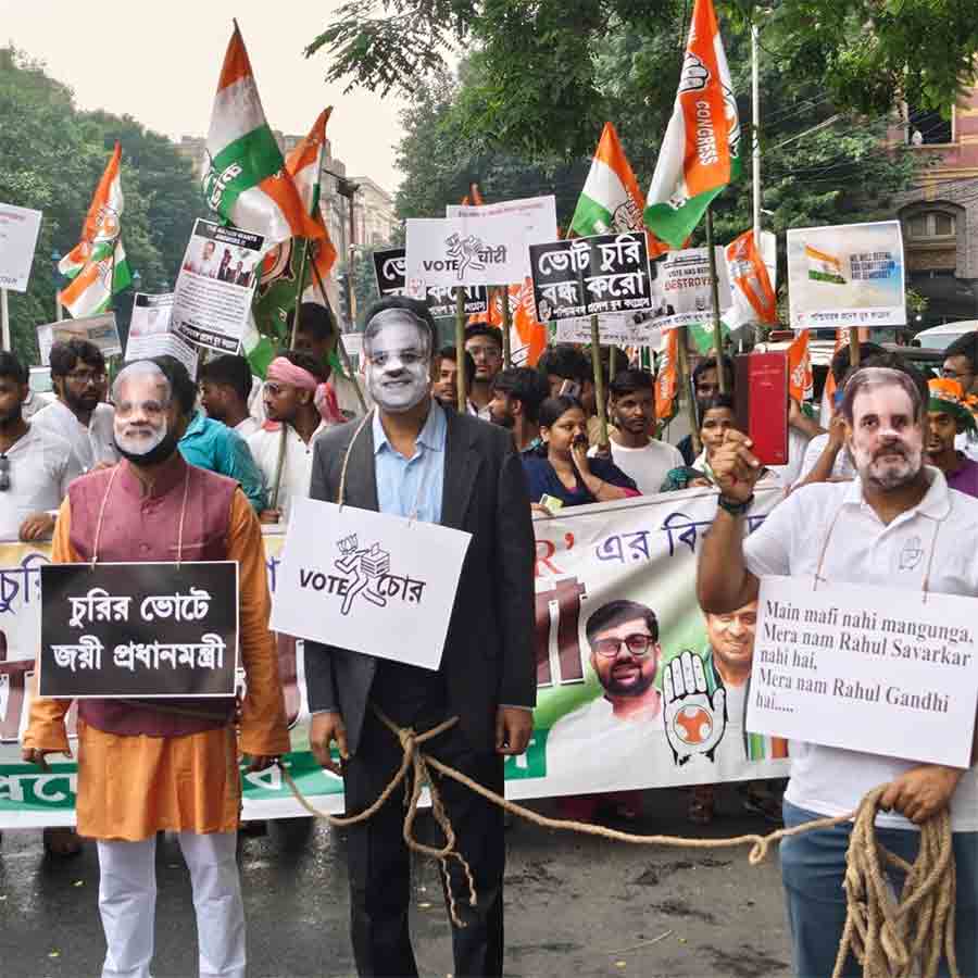 Congress workers scuffle with police in Raj Bhaban march