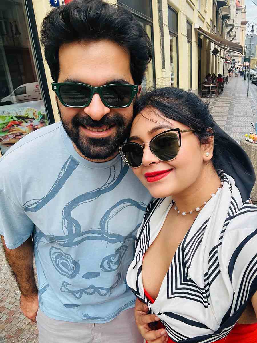 বিদেশে হবু দম্পতি সুমিত অরোরা, ঋতাভরী চক্রবর্তী।