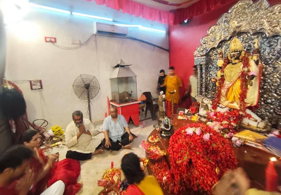 বড়মায়ের কাছে প্রার্থনায় টিম ‘ধূমকেতু’।