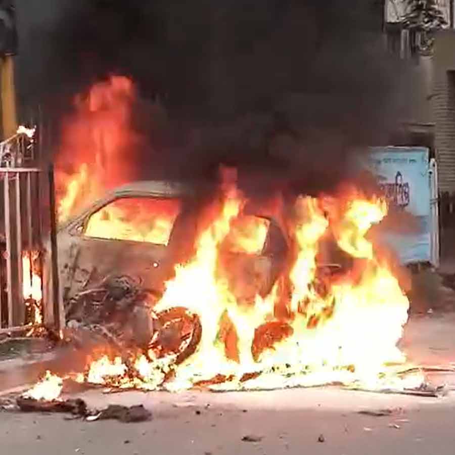 Car rams into roadside railings and burst into flames in Salt Lake dgtl