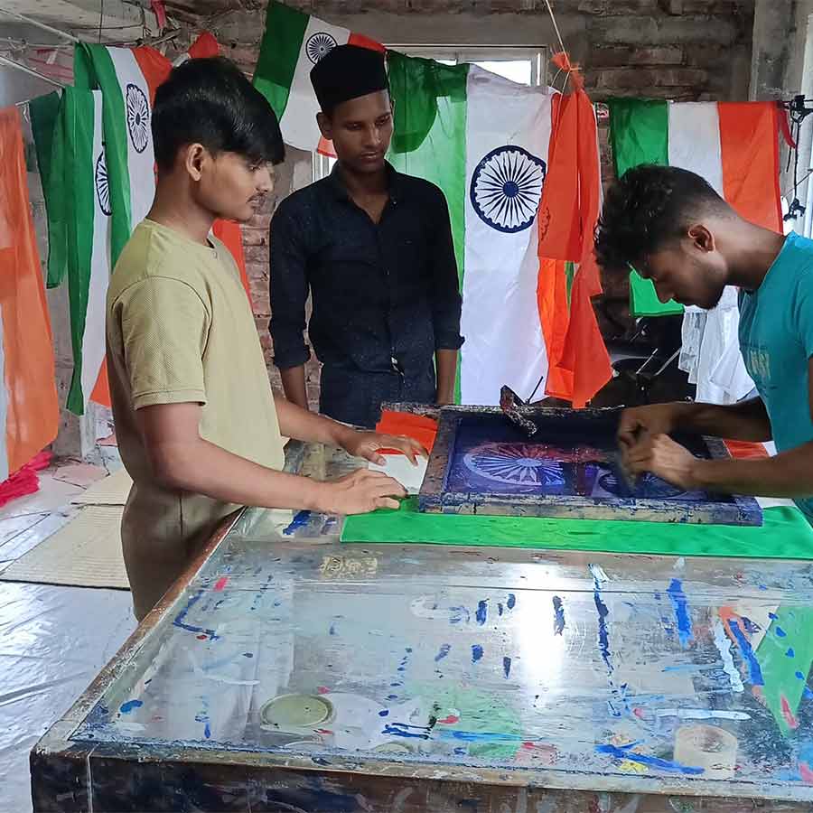 Craftspeople in Howrah are busy making the national flag dgtld