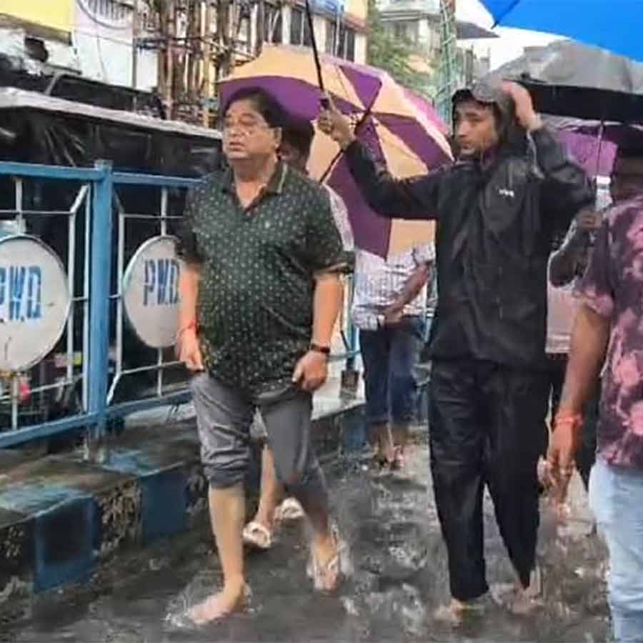 Udayan Guha inspected the situation of the flooded Dinhatta dgtld