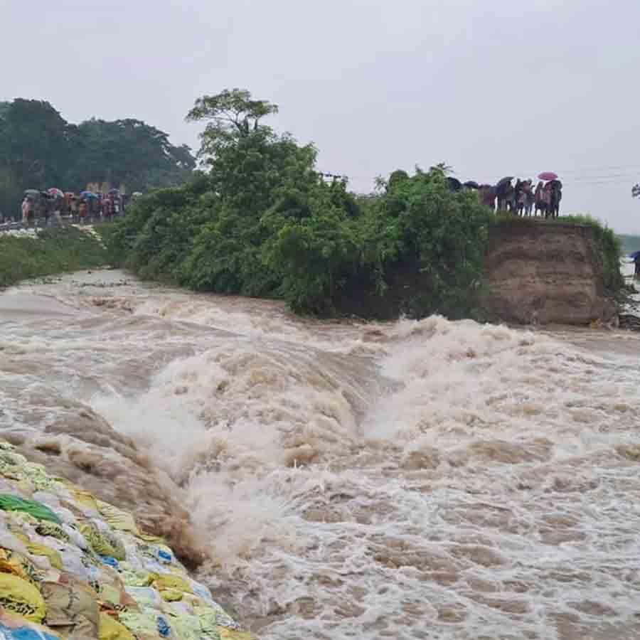 dam collapsed at Bhutni after Fulhar river flowing at danger level at malda