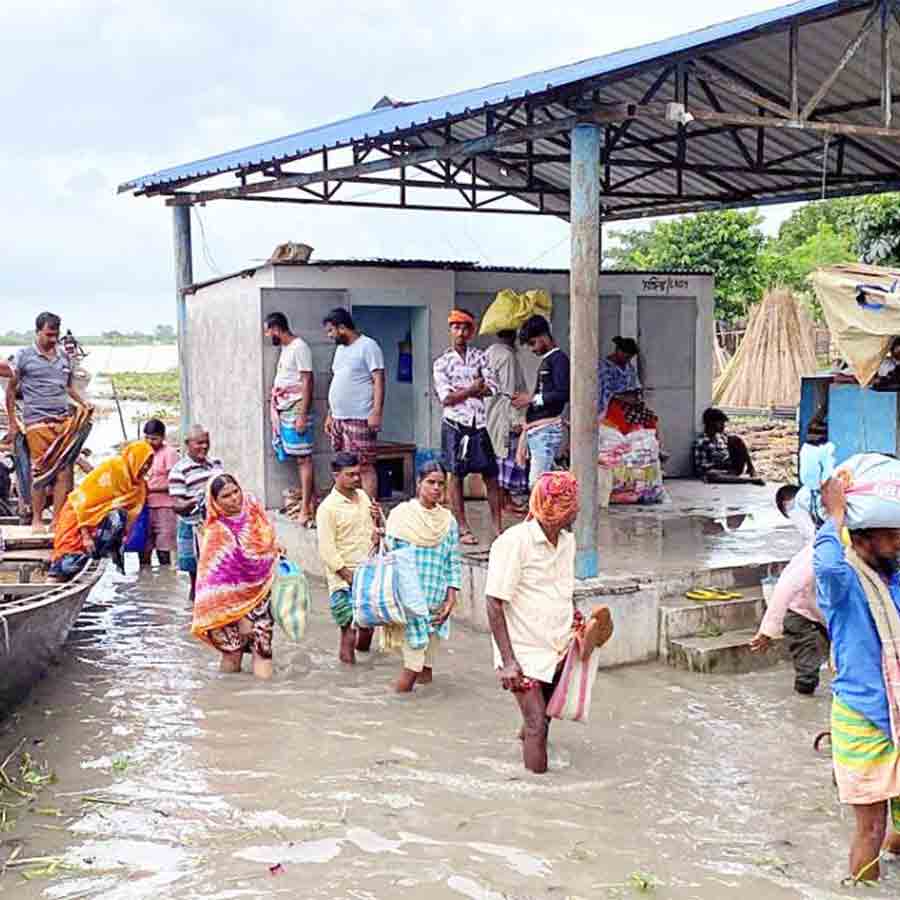 জল বেড়েছে নদীতে। তার মধ্যেই ঝুঁকি নিয়ে নদী পথে যাতায়াত জলঙ্গির চর উদয়নগর খণ্ড ও চর পরাশপুরের। বুধবার।